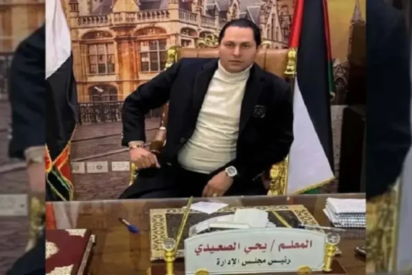 لقطة تعبيرية لسيارة شرطة ومقر جهات التحقيق القضائية أثناء ترحيل المتهمين في قضايا فرض السيطرة
