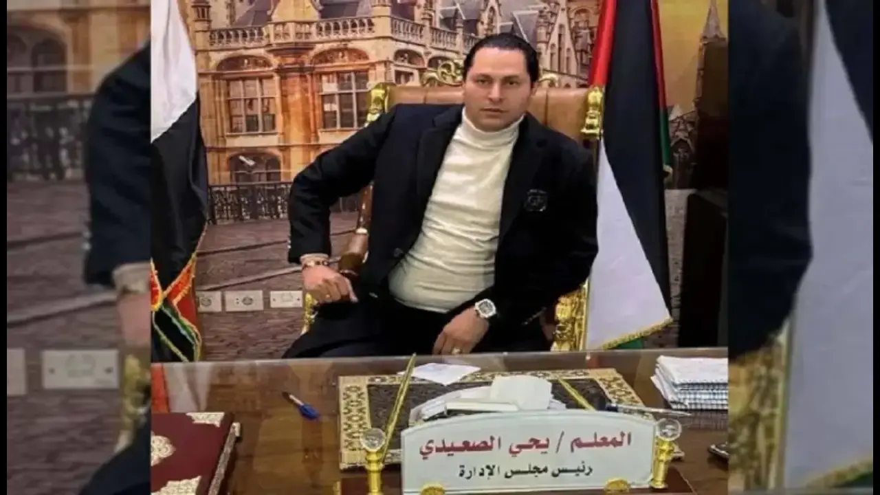 لقطة تعبيرية لسيارة شرطة ومقر جهات التحقيق القضائية أثناء ترحيل المتهمين في قضايا فرض السيطرة