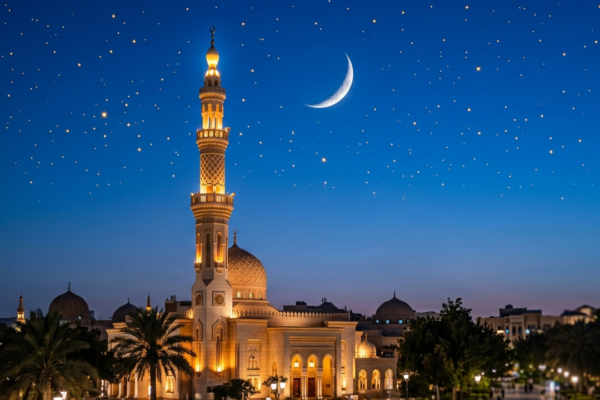 هلال شهر رمضان المبارك يضيء السماء فوق مسجد تاريخي في ليلة التحري 2027