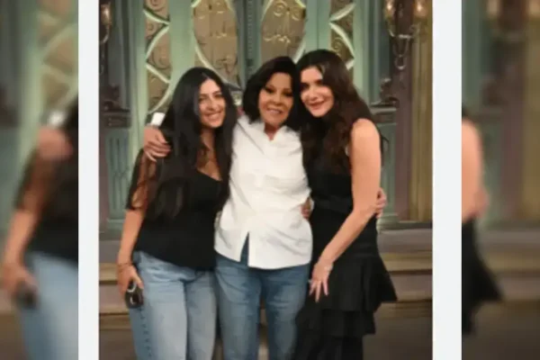 الفنانة غادة عادل تبتسم بملامح رشيقة وطبيعية خلال لقاء تلفزيوني حواري مبهج