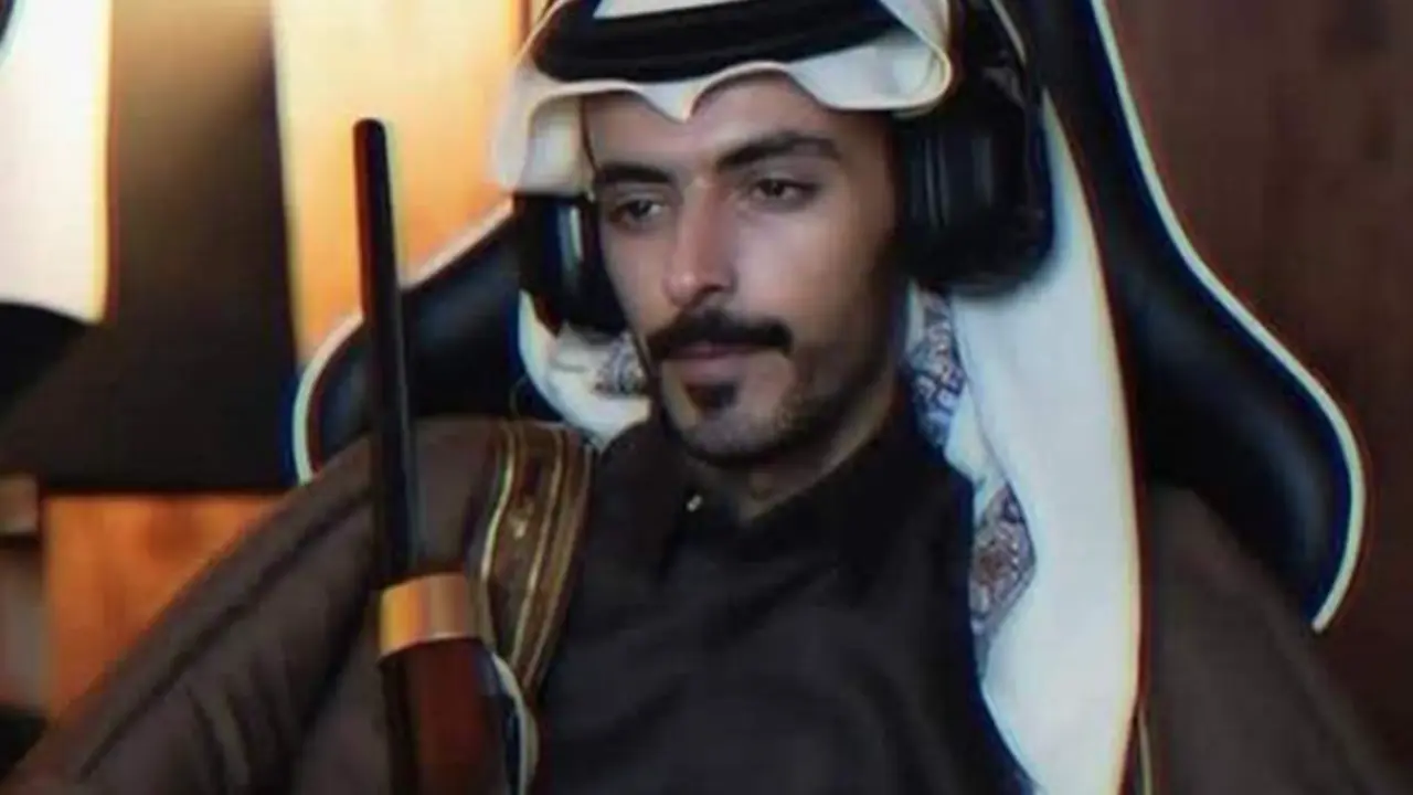 صورة تعبيرية لصانع المحتوى السعودي وليد قصص مع شعار يوتيوب وخلفية تعبر عن الجدل حول حذف القناة