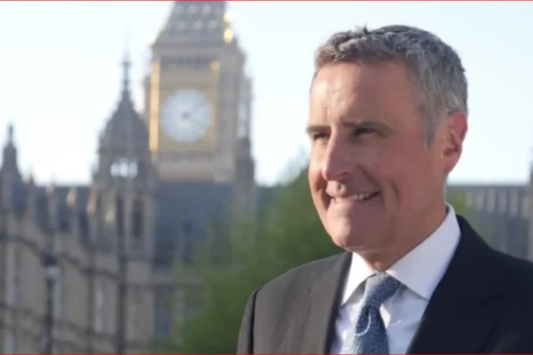 المذيع البريطاني المخضرم ديرموت موناغان في استوديو قناة بي بي سي الإخبارية (BBC Breakfast).