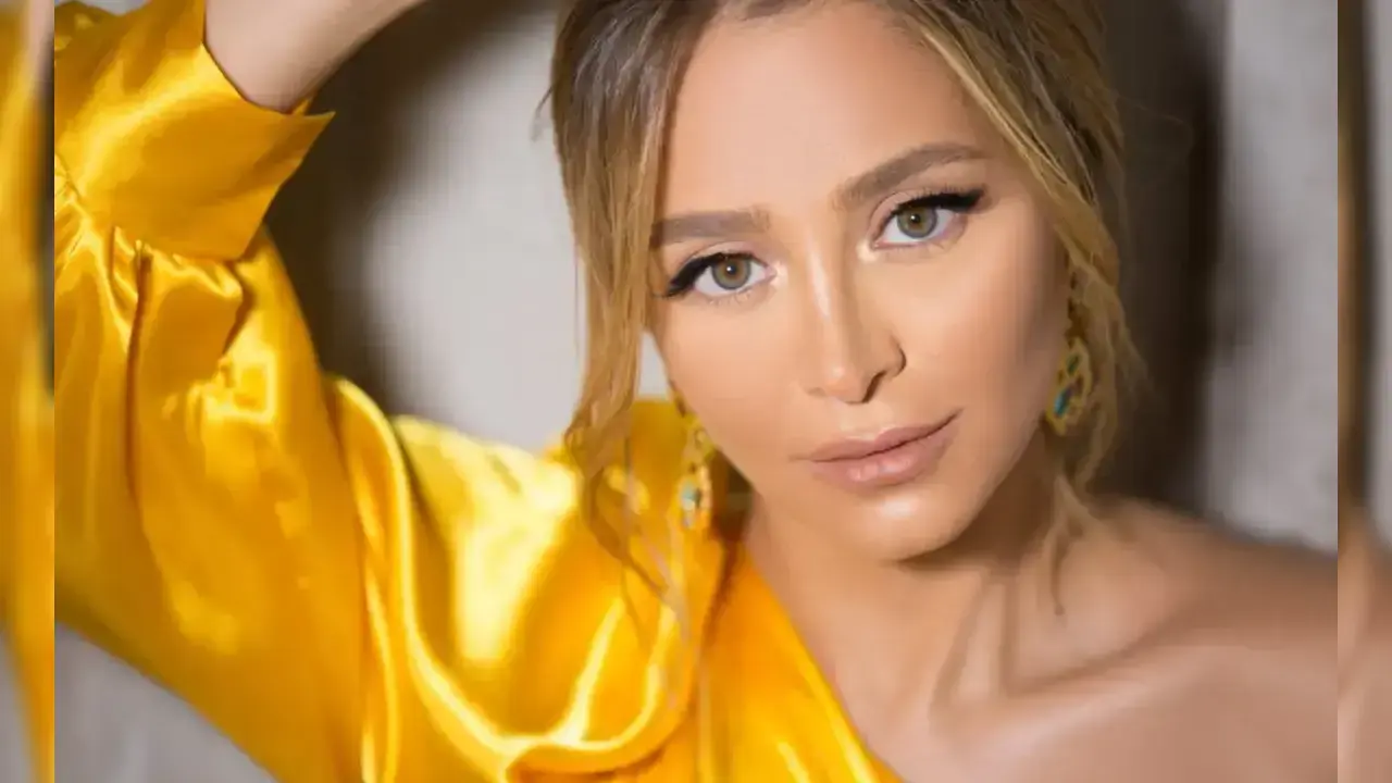 الفنانة السورية روزينا لاذقاني - مسيرة حافلة تمتد من التخرج الأكاديمي الفني حتى قبة التشريع لعام 2026