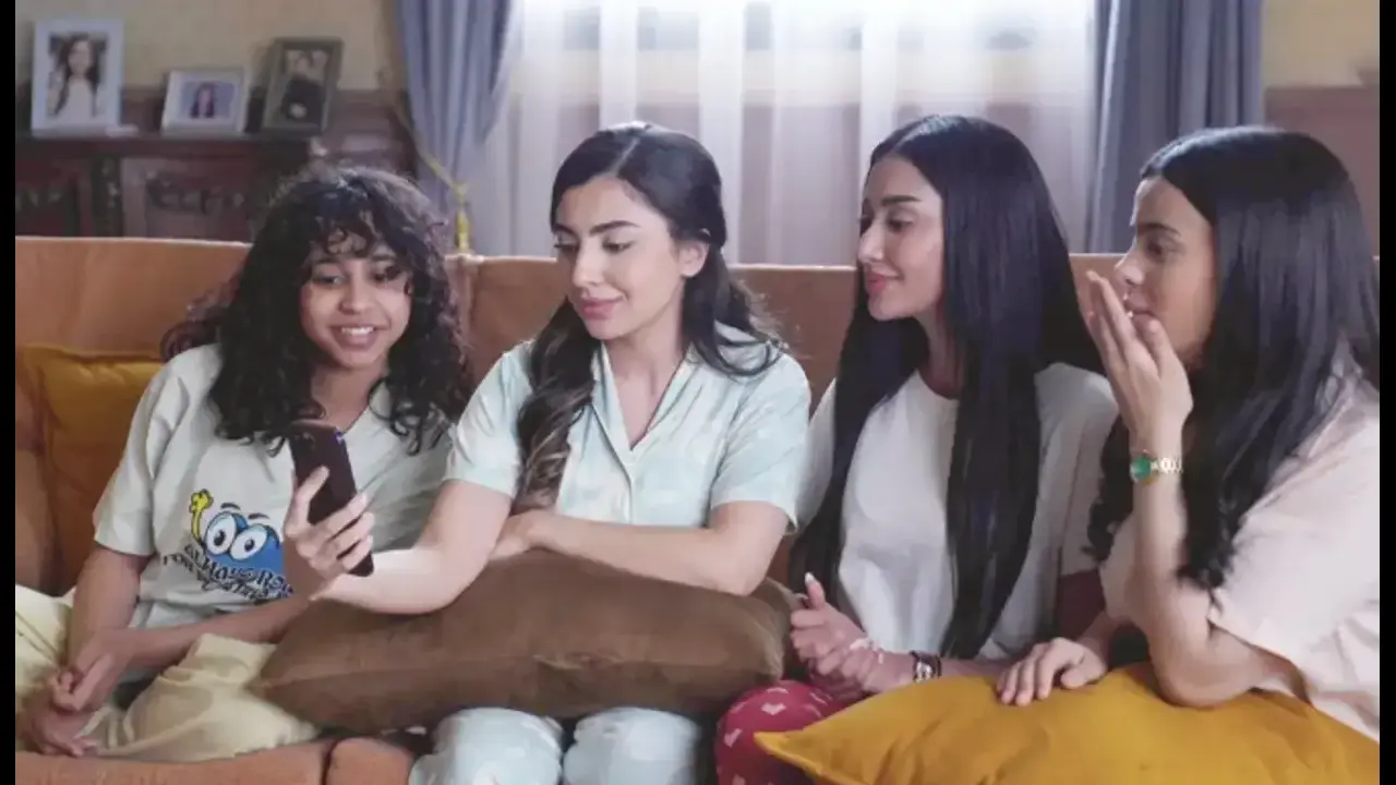 أبطال مسلسل بنات عمير في عمل درامي اجتماعي يتناول قصة أب يربي خمس بنات بعد وفاة زوجته