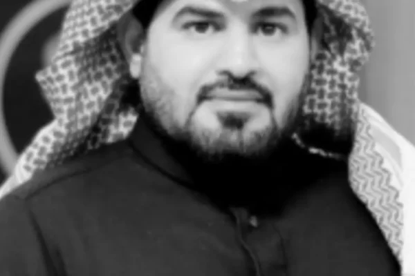 صورة تعبيرية للإعلامي السعودي سعود العتيبي مع خلفية إخبارية عن وفاته