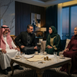 مسلسل أحمر ولا أبيض 2026: موعد العرض وعدد الحلقات والقصة مشهد درامي عائلي يعبر عن أحداث مسلسل أحمر ولا أبيض وصراع أفراد الأسرة حول المال والميراث