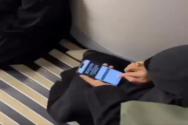 عربة مترو ركاب في مشهد توضيحي لقصة مقطع متداول على مواقع التواصل