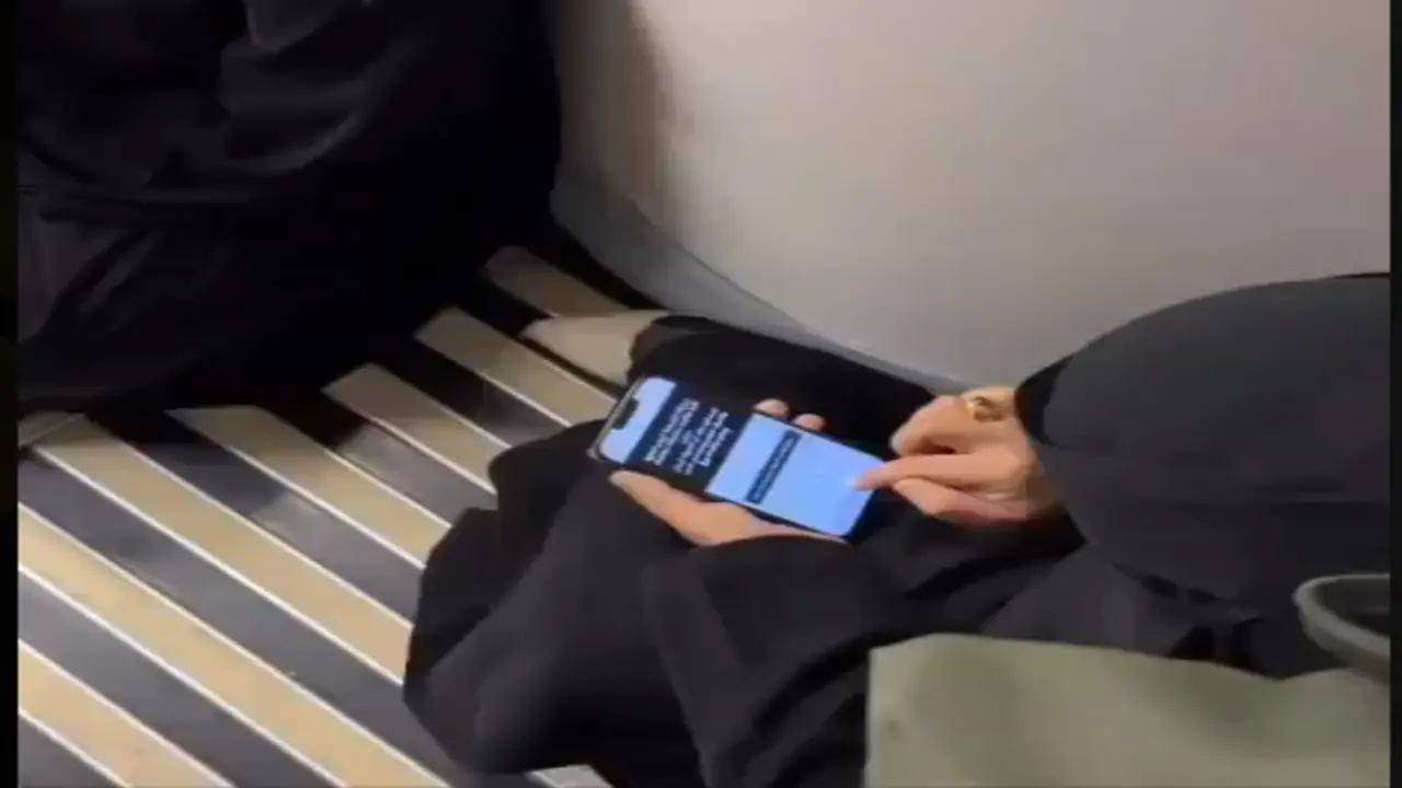 عربة مترو ركاب في مشهد توضيحي لقصة مقطع متداول على مواقع التواصل